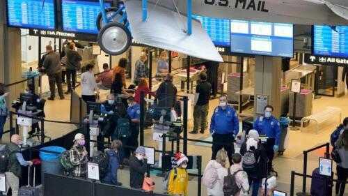 Wariant Omicron: Odwołania lotów przeciągają się, ponieważ linie lotnicze mają mało personelu