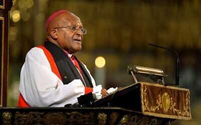 Arzobispo Desmond Tutu, activista sudafricano contra el apartheid, muere a los 90 años