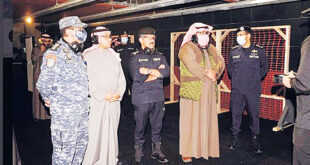 Cheikh Al-Ali visite un stand de tir