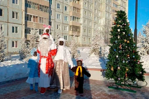 Irkutsk family monument dressed up in New Year's costumes