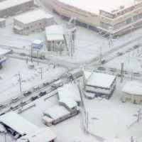 Des chutes de neige record frappent l'ouest du Japon, provoquant des retards
