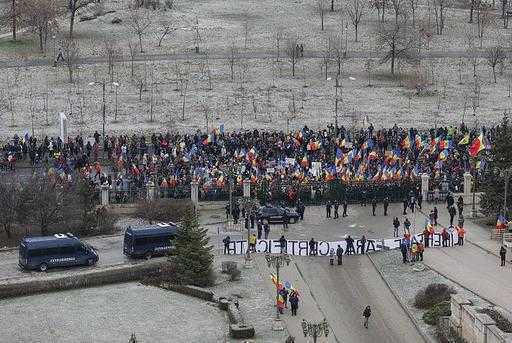 Фото дня Румунії: протест проти перепустки Covid-19 у Палаці парламенту в Бухаресті