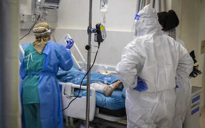 При первом подозрении на смерть от препарата Омикрон в Израиле вакцинированная женщина погибла от вируса.
