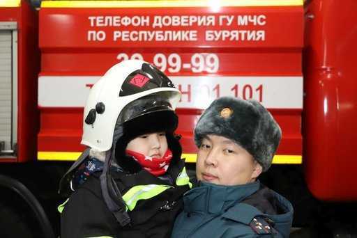 Russland - Retter aus Burjatien haben sich den Traum eines Kindes erfüllt, Feuerwehrmann zu werden