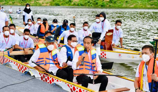 Jokowi inauguruje zaporę Ladongi ze smoczej łodzi