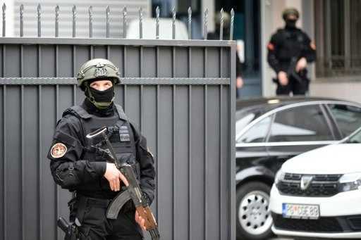Хаос в Черногории длится часами; СМИ: вооруженный мужчина ворвался в банк