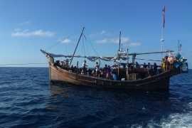 Индонезия примет десятки беженцев рохинджа, застрявших в море