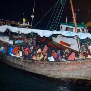 Statek ze 120 uchodźcami Rohingya opuszcza port w Indonezji