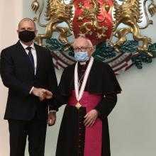 Президент Румен Радев вручает первую степень Мадарского всадника Ансельмо Пекорари, апостольскому нунцию в Софии.