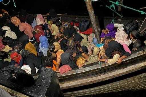 Біженці рохінджа висадили на берег після драматичного порятунку Індонезії