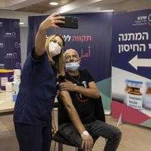 В Израиле начали вводить четвертую дозу вакцины КОВИД-19 пожилым людям в домах социальной помощи