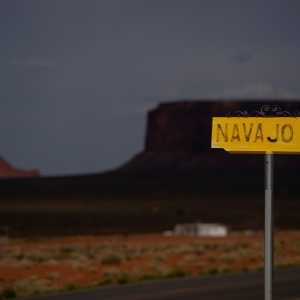 Совет навахо голосует за отправку крупных чеков членам племени