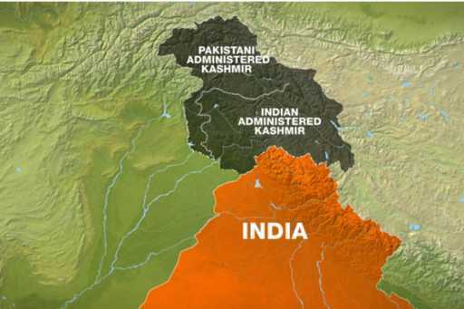 Несколько человек погибли в давке у религиозной святыни в Кашмире