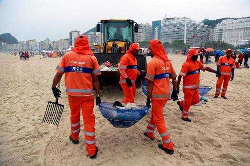 В Рио после Нового года собирают 320 тонн мусора