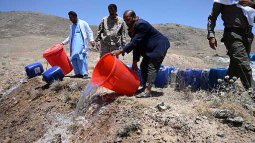 Афганские агенты выливают в кабульский канал 3000 литров спиртного
