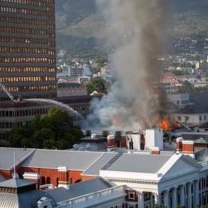 Пожар разрушил исторический комплекс Парламента Южной Африки