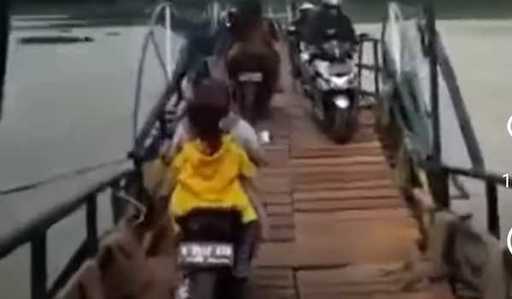 Видео обрушившегося моста, поездки на мотоциклах матери и ребенка в водохранилище Сагулинг