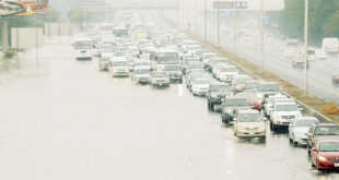 Kuwejt - Drogi zablokowane przez stawy deszczowe ponownie otwierają się dla ruchu