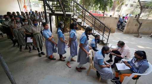 Индия - вакцина против Covid для возрастной группы 15-18 лет: более 5 тысяч детей получают первую прививку в первый день в Гуджарате