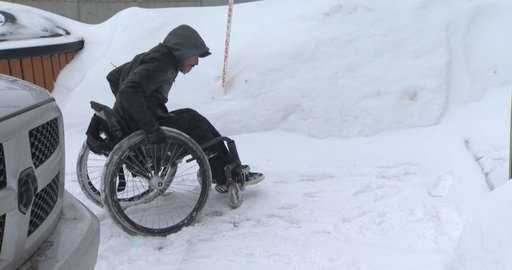 Canadá - Pegue sua pá: neve na terça-feira desencadeia o novo estatuto de limpeza de calçadas de Regina