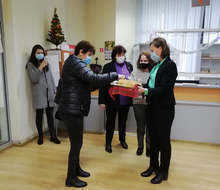 Сотрудники Национального агентства по доходам в Кырджали встретили своих первых клиентов тортом удачи.