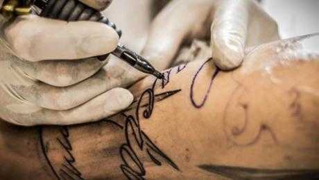 UE proíbe substâncias químicas de ameaça ao câncer em tinta para tatuagem