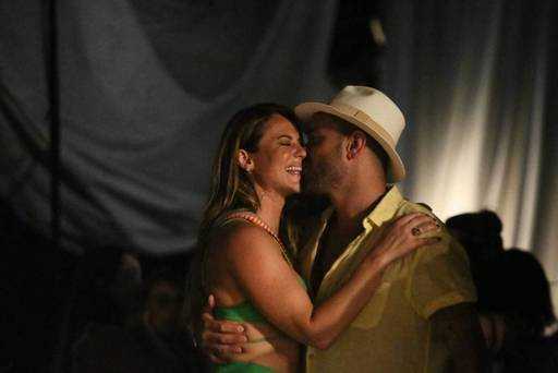Paolla Oliveira și Diogo Nogueira dansează îndrăgostiți pe scenă în timpul concertului