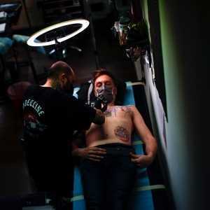 Złość artystki tatuażu na nowe przepisy UE wykracza poza skórę