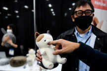 Пощипывание кошек и маски Covid: первый взгляд на техническую выставку CES