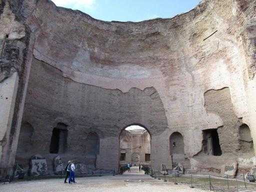 Макдональдсу запретили посещать древние бани Рима
