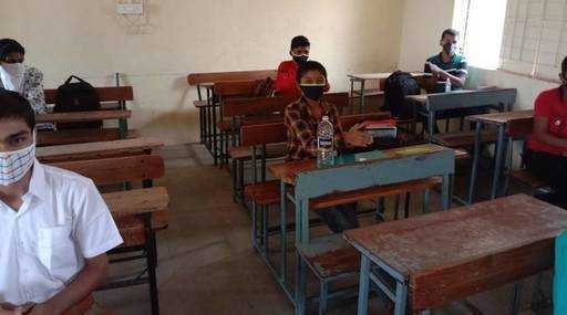 Indija – Sredi zaprtja šol po vsej državi se strokovnjaki za izobraževanje, starši zavzemajo za pouk brez povezave