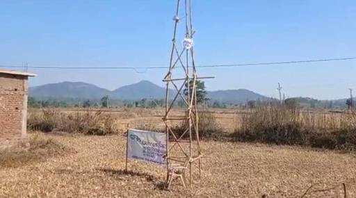 Индия - В знак протеста против плохой сети жители деревни Одиша приглашают MLA высмеивать открытие мобильной вышки.