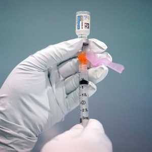 Posilňovače očkovacích látok sú podporované v dôsledku prudkého nárastu prípadov COVID