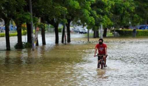 Власти Джохора напомнили жителям об угрозах безопасности, снимая видео в TikTok во время наводнений