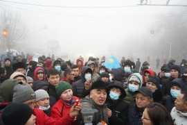 Kazak protestocular kriz derinleşirken Almatı'da hükümet ofisini bastı
