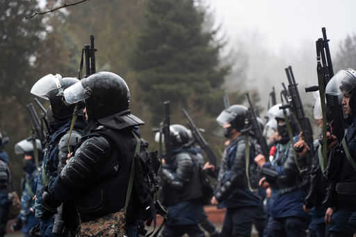 Säkerhetstjänstemän i Kazakstan började gå över till demonstranternas sida