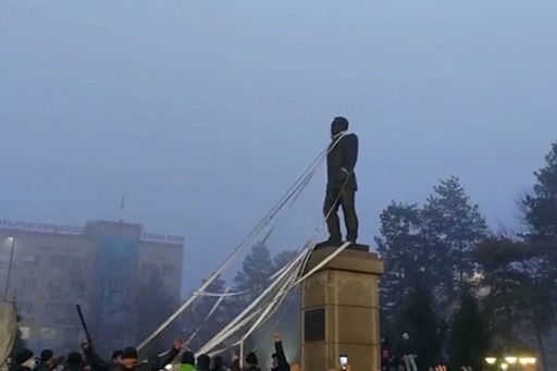 Monument till Nazarbayev revs i huvudstaden i Alma-Ata-regionen
