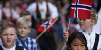Coronavirus hält Norwegen nicht davon ab, den freudigen Nationalfeiertag, den 17.