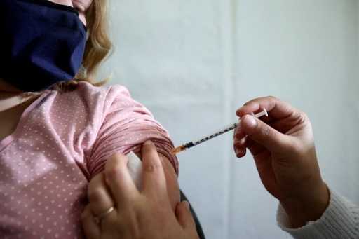 Французский парламент одобрил план Макрона по пропуску вакцины против COVID-19
