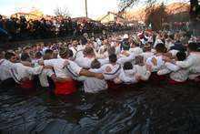 Около 200 человек из Калофера с мужским танцем вынесли Богоявленский крест из вод Тунджи.
