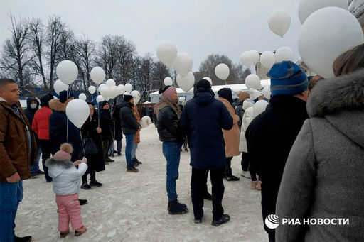 Hundreds of residents of Kostroma came to say goodbye to the killed five-year-old girl