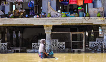 По меньшей мере трое погибли в результате наводнения, в результате которого 32 000 человек были перемещены на индонезийской Суматре.