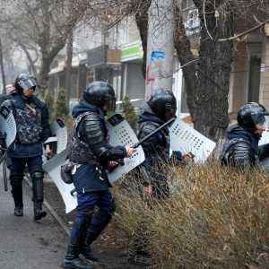 Dezenas de manifestantes, 12 policiais mortos em protestos no Cazaquistão
