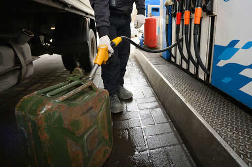 Postos de gasolina em Aktau dispensam gasolina de acordo com cupons