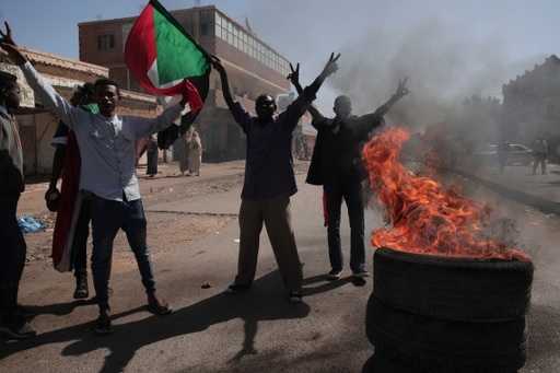 Sudan'da binlerce kişi askeri yönetimi protesto ederken bir kişi öldü