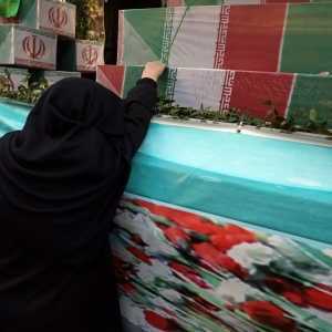 Иран одржава масовну сахрану за погинуле у рату из 80-их током нуклеарних преговора