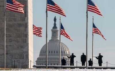 Bölünmüş bir ulus: Amerikalılar 6 Ocak'taki Capitol isyanını tek bir halk olarak hatırlamıyor