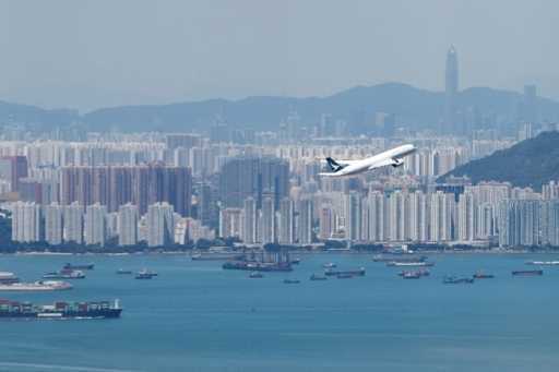 «Огромная проблема безопасности»: гонконгские пилоты предупреждают о правилах COVID