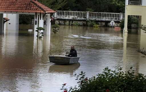 Малайзия - число эвакуированных из Джохора из-за наводнения увеличилось; ситуация улучшается в Сабахе, Паханге, Малакке