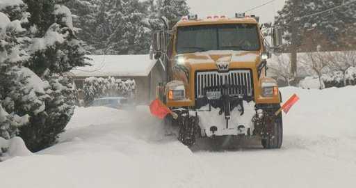 Канада (bbabo.net). Городские власти сообщают, что бригады круглосуточно работают в Западной Келоуне, Британская Колумбия, ремонтируя дороги в условиях непрекращающегося снегопада.